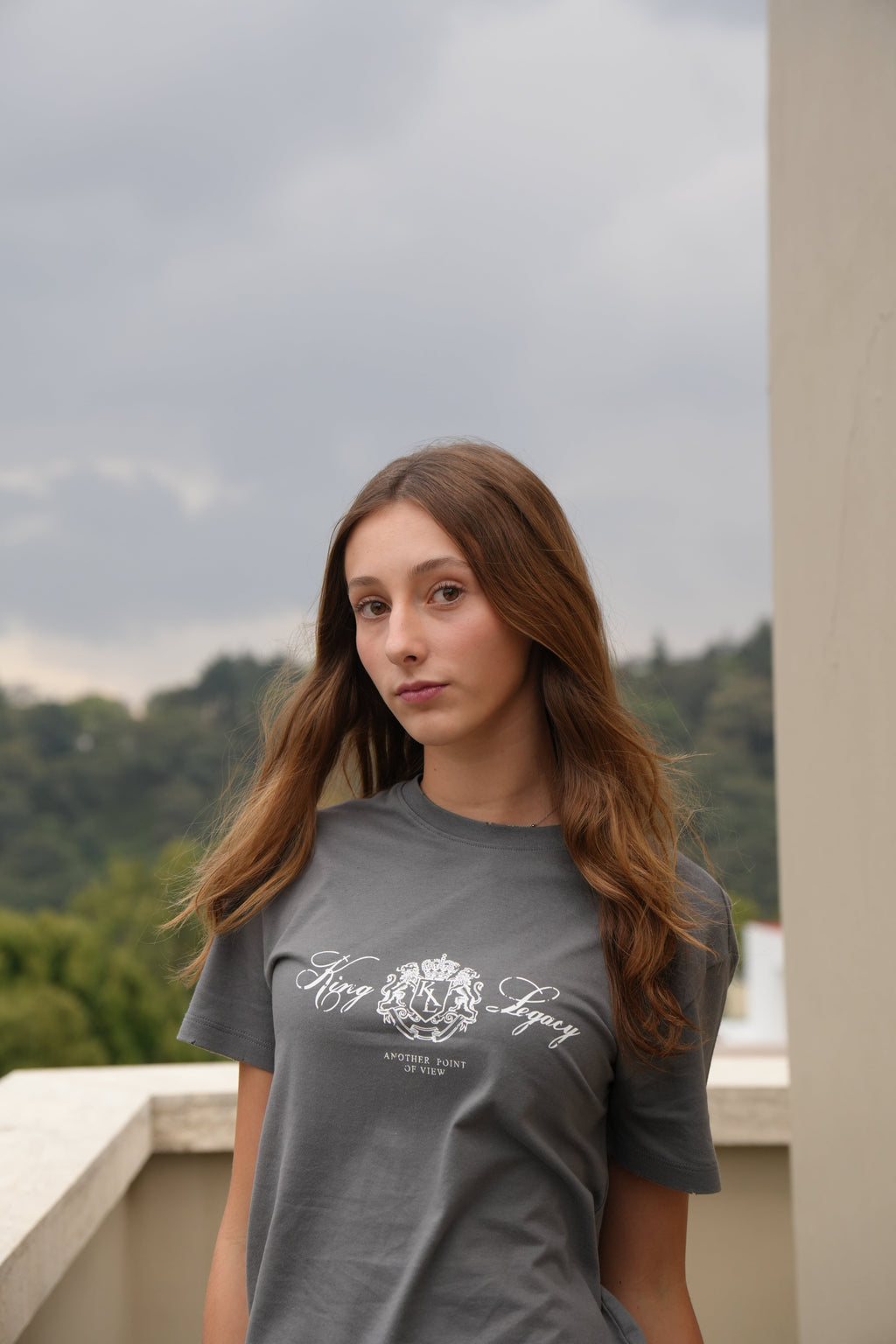 PLAYERA GRIS CRESTED