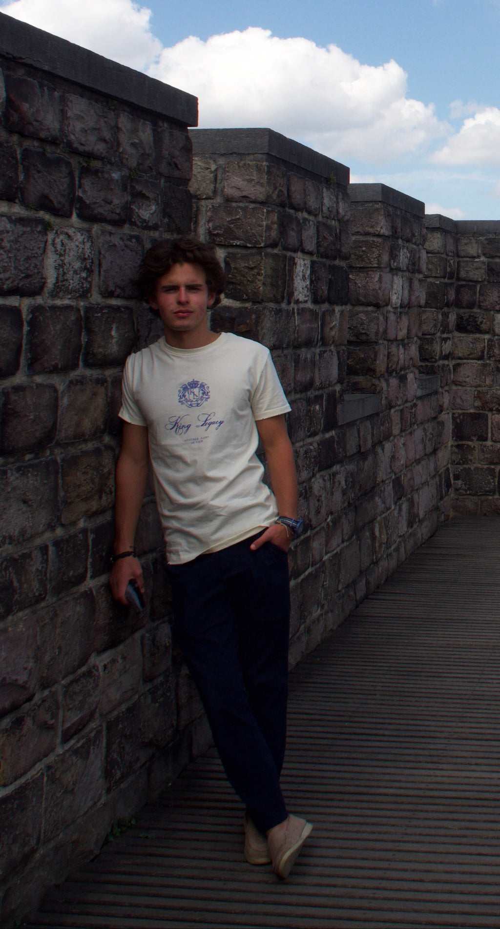 PLAYERA CREMA CRESTED