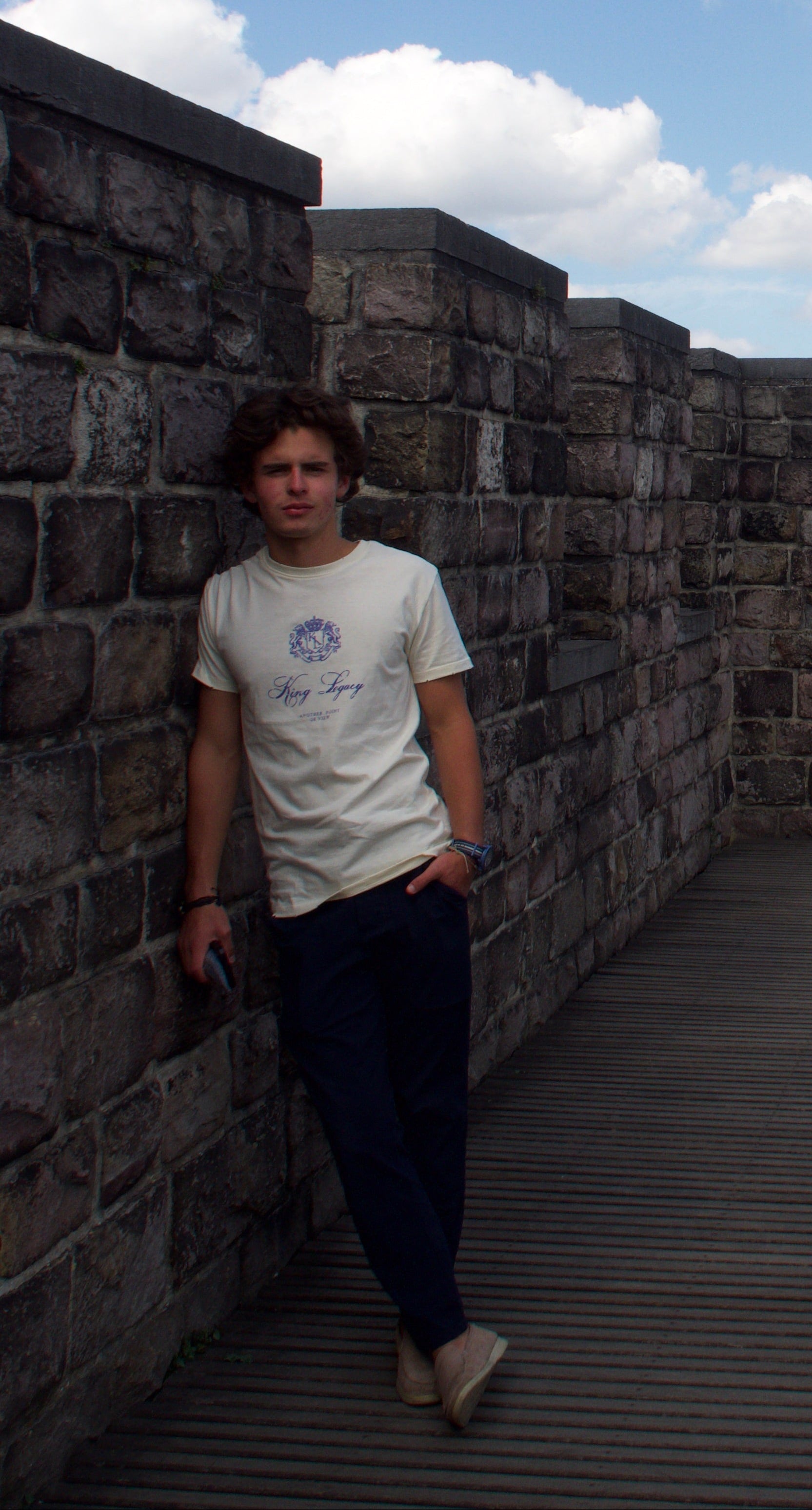 PLAYERA CREMA CRESTED